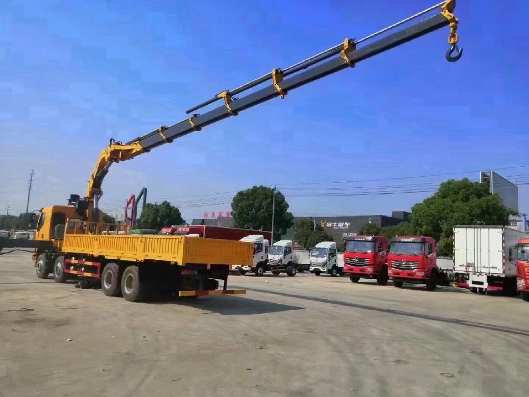 徐工21噸折臂隨車吊平板車 高效靈活的隨車起重運(yùn)輸解決方案