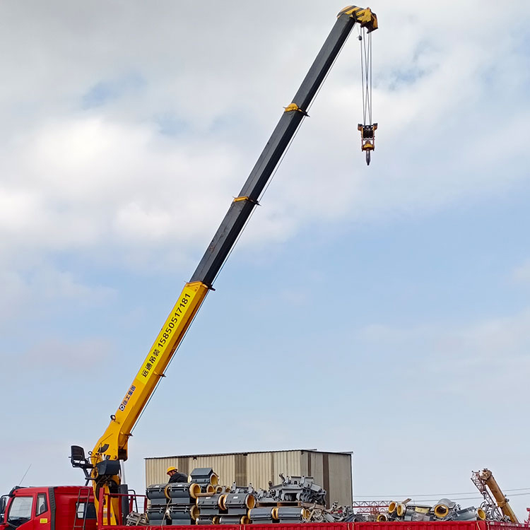 隨車(chē)吊與清障車(chē) 道路救援與工程作業(yè)的得力助手